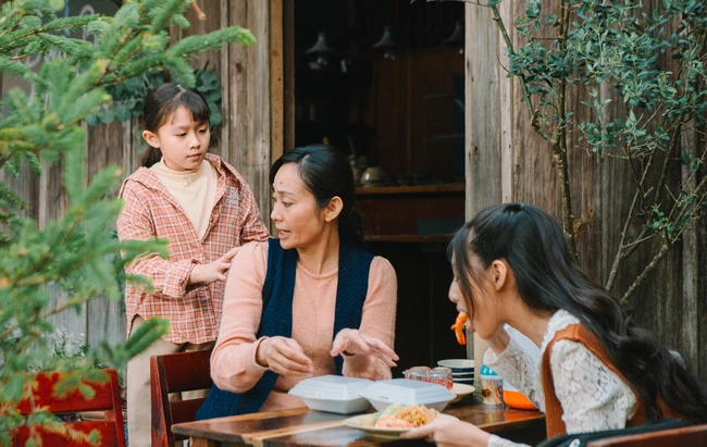 NSƯT Hạnh Thúy trải lòng về vai mẹ đáng ghét nhất trong phim "Hạnh phúc bị đánh cắp" - Ảnh 2.